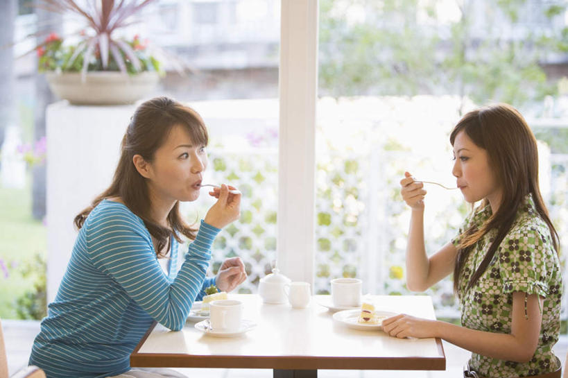 点心,东方人,两个人,伙伴,朋友,客厅,坐,吃,横图,室内,白天,正面,烹饪,下午茶,西餐,友谊,植物,餐桌,窗户,落地窗,桌子,杯子,餐具,亚洲,装饰,木制,瓷器,碟子,壶,盘,盆栽,勺子,料理,食品,咖啡杯,盆景,陶瓷制品,两把,拿,拿着,注视,黄种人,菜肴,美食,玻璃窗,水壶,树,树木,食物,糕点,两个,一个,绿色,自然,盘子,茶壶,木制品,水杯,调羹,碟,汤匙,观察,看,四个,西式,佳肴,生长,单个,成长,餐台,观看,华丽,修饰,点缀,察看,起居室,关注,瓷杯,衬托,美观,雅致,雅观,友情,年轻女性,女人,女性,亚洲人,茶杯,嚼,食,坐着,半身,彩图,蛋糕