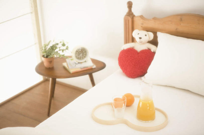 果汁,无人,栏杆,横图,俯视,室内,白天,爱情,游戏,植物,床,地板,桌子,柑橘,餐具,书籍,水果,玩具,爱心,新鲜,装饰,时间,木制,碟子,盘,盆栽,时钟,墙,双人床,围栏,生食,食品,果实,床单,盆景,地面,浪漫,玩,计时,娱乐,被子,护栏,木地板,墙壁,墙面,玻璃制品,食物,饮料,两个,一个,绿色,白色,自然,盘子,玻璃瓶,木制品,瓶子,碟,枕头,钟表,休闲,温暖,温馨,心形,橙色,表,恩爱,益智,有机食品,绿色食品,生长,单个,成长,活动,两本,华丽,修饰,点缀,和睦,一瓶,被单,发泄,消遣,智力,宣泄,衬托,美观,雅致,雅观,心型,书,图书,钟,橘子,桔子,橙子,橙,玩耍,嬉戏,彩图,高角度拍摄,融洽