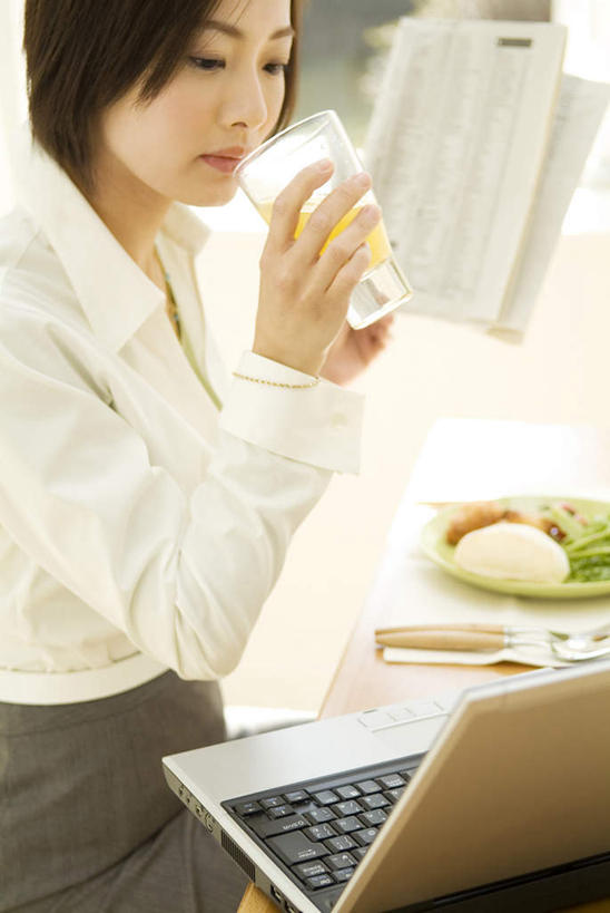 东方人,一个人,坐,竖图,俯视,室内,白天,早餐,电脑,笔记本电脑,餐桌,桌子,蔬菜,报纸,杯子,餐具,亚洲,仅一个年轻女性,仅一个女性,仅一个人,一把,新鲜,网络,信息,标志,碟子,盘,文字,字符,叉,字母,肉,食品,一杯,拿,拿着,注视,黄种人,通讯设备,标识,馒头,肉类,玻璃制品,食物,饮料,一个,黄色,盘子,水杯,碟,刀,观察,看,有机食品,绿色食品,单个,餐台,观看,新闻,一份,察看,无线,关注,通信设备,无线网络,肉食,无线上网,便携式电脑,手提电脑,年轻女性,女人,女性,亚洲人,玻璃杯,坐着,半身,彩图,高角度拍摄,报刊