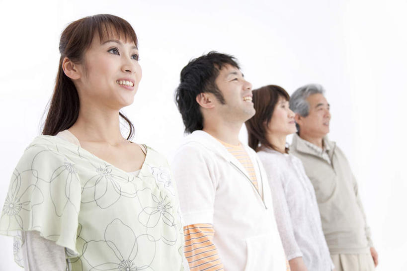 东方人,四个人,家庭,站,笑,微笑,露齿笑,横图,室内,白天,白色背景,仰视,亚洲,一排,整齐,黄种人,排列,站着,温暖,温馨,一家人,摄影,影棚,和睦,队列,老年男性,老年女性,男人,男性,年轻男性,年轻女性,女人,女性,亚洲人,站立,半身,彩图,低角度拍摄,影棚拍摄,拍摄,融洽