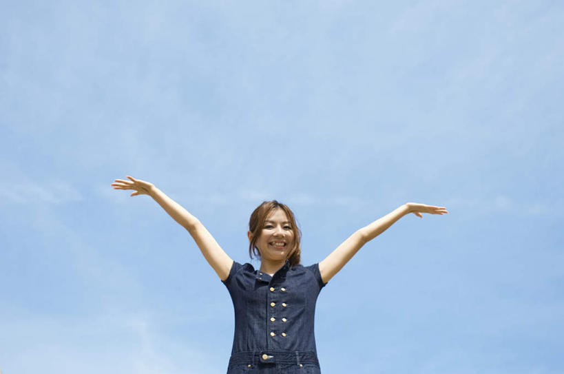东方人,一个人,举,笑,微笑,露齿笑,横图,室外,白天,仰视,亚洲,仅一个年轻女性,仅一个女性,仅一个人,云,云朵,云彩,黄种人,蓝色,白云,蓝天,天空,天,托,晴朗,年轻女性,女人,女性,亚洲人,晴空,举起,举手,举着,向上举,向上伸,向上托,半身,彩图,低角度拍摄