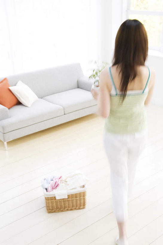 东方人,一个人,走,捧,竖图,俯视,室内,白天,植物,窗帘,地板,靠垫,沙发,亚洲,仅一个年轻女性,仅一个女性,仅一个人,许多,装饰,篮子,盆栽,靠枕,盆景,地面,黄种人,木地板,两个,衣服,红色,绿色,白色,灰色,自然,竹篮,抱枕,枕头,生长,成长,华丽,修饰,点缀,布艺沙发,衬托,美观,雅致,雅观,年轻女性,女人,女性,亚洲人,端,端着,捧着,手捧,走路,彩图,高角度拍摄,全身