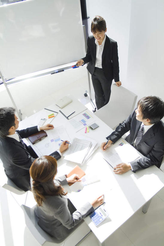 东方人,四个人,同事,商务人士,商务男性,商务女性,办公室,站,坐,笑,微笑,露齿笑,竖图,俯视,室内,白天,衬衫,成功,合作,团队,集体,信心,家具,桌子,椅子,亚洲,许多,握,套装,笔,材料,档案,文件,办公桌,办公用品,记事本,拿,拿着,黄种人,队伍,文具,白板,本子,笔记本,学习用品,资料,站着,四个,握着,文具用品,领导,成就,文档,商务装,记录板,合伙,领袖,工薪阶层,记事板,办公家具,男人,男性,年轻男性,年轻女性,女人,女性,亚洲人,白领,上班族,站立,坐着,半身,彩图,高角度拍摄,衬衣