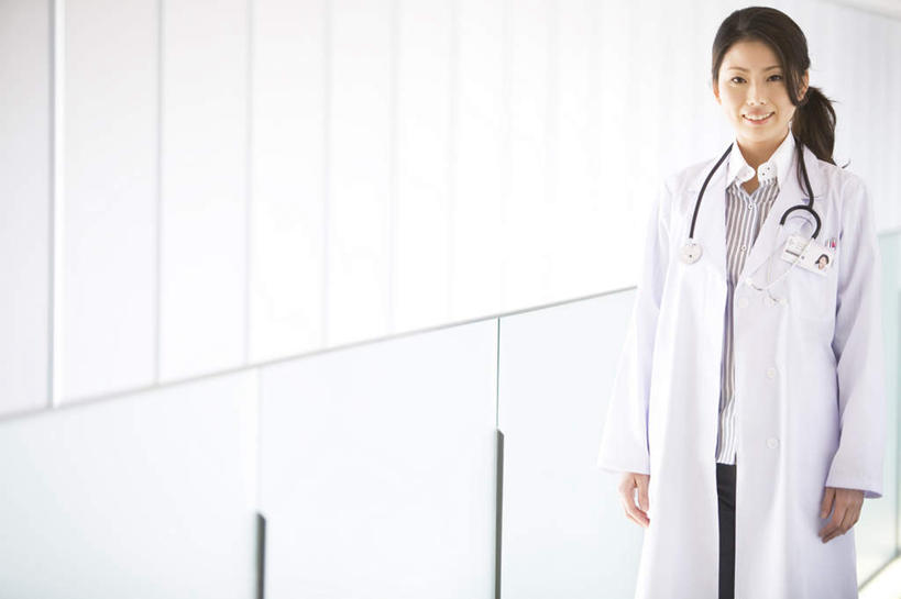 东方人,一个人,医生,医院,笑,微笑,露齿笑,横图,室内,白天,正面,亚洲,仅一个年轻女性,仅一个女性,仅一个人,黄种人,听诊器,站着,医护人员,医疗人员,医疗设备,白大褂,医疗机构,年轻女性,女人,女性,亚洲人,大夫,半身,彩图,病院,诊所