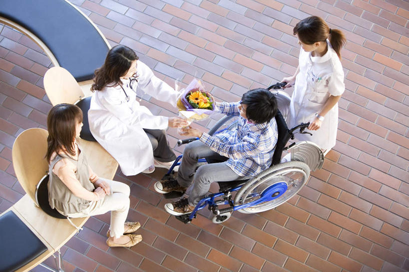 东方人,四个人,医生,病人,护士,办公室,坐,推,捧,横图,俯视,室内,白天,爱情,家具,桌子,椅子,亚洲,盛开,地砖,办公桌,木椅,地面,两把,浪漫,拿,花蕾,拿着,黄种人,花,花瓣,花朵,鲜花,两朵,黄色,轮椅,花苞,花蕊,一束,医护人员,医疗人员,温暖,温馨,恩爱,恋人,和睦,白衣天使,白大褂,推着,残疾,办公家具,男人,男性,年轻男性,年轻女性,女人,女性,亚洲人,情侣,大夫,患者,端,端着,捧着,手捧,坐着,彩图,高角度拍摄,全身,伴侣,融洽