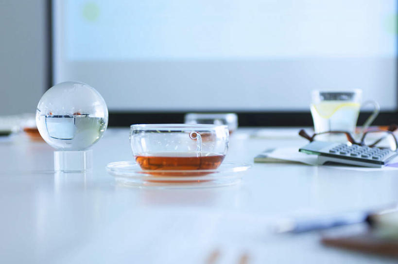 无人,办公室,会议室,横图,室内,白天,正面,计算器,显示器,水,茶,家具,桌子,柠檬,杯子,餐具,水果,一副,一片,新鲜,透明,计算,科学,碟子,盘,屏幕,眼镜,办公桌,生食,食品,果实,办公用品,水晶,三杯,一杯,显示屏,食物,一个,盘子,水杯,碟,球体,水晶球,理财,财务,有机食品,绿色食品,单个,数学,近视眼镜,输出设备,办公家具,茶杯,益母果,柠果,彩图