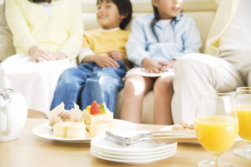 点心,东方人,四个人,家庭,坐,笑,微笑,露齿笑,横图,俯视,室外,特写,白天,下午茶,靠垫,沙发,杯子,餐具,亚洲,许多,碟子,壶,盘,叉,食品,靠枕,两杯,黄种人,玻璃制品,水壶,食物,糕点,饮料,三个,一个,白色,灰色,盘子,茶壶,水杯,抱枕,碟,枕头,温暖,温馨,一家人,单个,和睦,布艺沙发,男孩,男人,男性,年轻男性,年轻女性,女孩,女人,女性,亚洲人,玻璃杯,坐着,半身,彩图,高角度拍摄,融洽,蛋糕