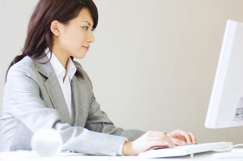 东方人,一个人,商务人士,商务女性,办公室,笑,微笑,横图,室内,白天,正面,电脑,显示器,鼠标,键盘,亚洲,仅一个年轻女性,仅一个女性,仅一个人,敲打,套装,透明,网络,水晶,注视,黄种人,输入,输入设备,通讯设备,打字,观察,看,球体,水晶球,台式电脑,观看,点击,敲击,察看,关注,通信设备,商务装,工薪阶层,输出设备,按键,年轻女性,女人,女性,亚洲人,白领,上班族,半身,彩图