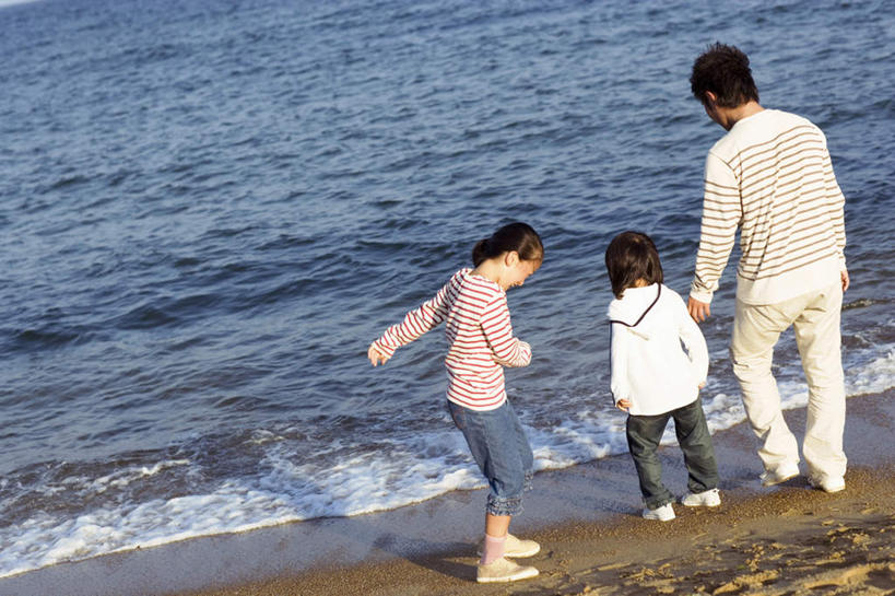 东方人,三个人,家庭,走,横图,俯视,室外,白天,游戏,沙滩,亚洲,沙子,海岸,沙地,玩,黄种人,娱乐,休闲,温暖,温馨,一家人,活动,和睦,发泄,消遣,智力,宣泄,男人,男性,年轻男性,女孩,女人,女性,亚洲人,海滩,步行,散步,玩耍,嬉戏,走路,彩图,高角度拍摄,全身,融洽