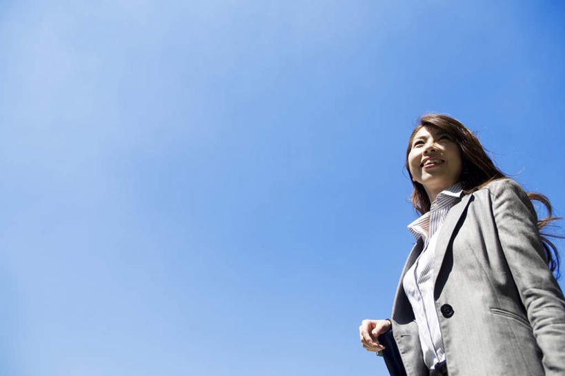 东方人,一个人,商务人士,商务女性,走,笑,微笑,露齿笑,横图,室外,白天,仰视,亚洲,仅一个年轻女性,仅一个女性,仅一个人,套装,云,云朵,云彩,黄种人,蓝色,白云,蓝天,天空,天,晴朗,商务装,工薪阶层,年轻女性,女人,女性,亚洲人,白领,上班族,晴空,步行,走路,半身,彩图,低角度拍摄