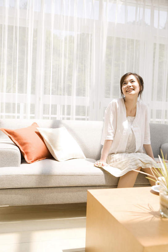 东方人,一个人,坐,笑,微笑,露齿笑,竖图,俯视,室内,白天,植物,窗户,窗帘,靠垫,落地窗,沙发,桌子,杯子,餐具,亚洲,仅一个年轻女性,仅一个女性,仅一个人,撑,装饰,木制,碟子,盘,盆栽,靠枕,盆景,黄种人,玻璃窗,两个,一个,红色,绿色,白色,灰色,自然,盘子,木制品,水杯,抱枕,碟,枕头,生长,单个,成长,华丽,修饰,点缀,撑着,布艺沙发,衬托,美观,雅致,雅观,年轻女性,女人,女性,亚洲人,茶杯,抬头,仰头,坐着,半身,彩图,高角度拍摄