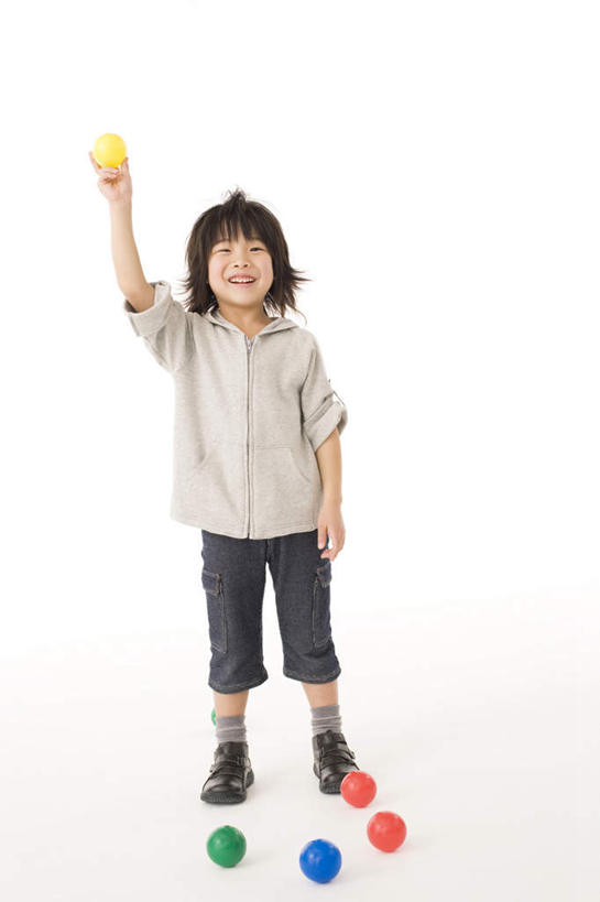 东方人,站,举,笑,微笑,露齿笑,竖图,室外,白天,白色背景,正面,亚洲,五个,许多,拿,拿着,黄种人,球,红色,蓝色,绿色,托,站着,球体,摄影,影棚,亚洲人,举起,举手,举着,向上举,向上伸,向上托,站立,彩图,全身,影棚拍摄,拍摄