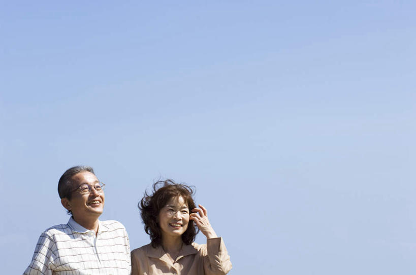 东方人,头发,两个人,夫妻,站,笑,微笑,露齿笑,横图,室外,白天,仰视,爱情,风,亚洲,云,云朵,浪漫,云彩,黄种人,蓝色,白云,蓝天,天空,天,站着,恩爱,恋人,晴朗,整理,老年男性,老年女性,男人,男性,女人,女性,亚洲人,夫妇,情侣,晴空,站立,半身,彩图,低角度拍摄,伴侣