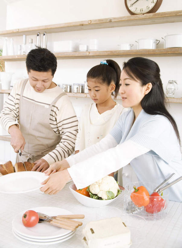 点心,面包,东方人,三个人,家庭,站,竖图,俯视,室内,白天,正面,早餐,厨房,柜子,辣椒,西红柿,餐具,亚洲,一把,一棵,许多,切开,握,时间,碟子,盘,时钟,灶台,花菜,花椰菜,西兰花,食品,面点,案板,拿,计时,拿着,黄种人,砧板,食物,糕点,三个,一个,红色,白色,盘子,橱柜,碟,钟表,刀,切,站着,温暖,温馨,一家人,橙色,表,握着,单个,和睦,剖面,彩椒,切面,辣角,红海椒,大椒,辣虎,广椒,男人,男性,年轻男性,年轻女性,女孩,女人,女性,亚洲人,进餐用具,烹调用具,钟,甜椒,柿子椒,辣子,海椒,番茄,番椒,灯笼椒,站立,半身,彩图,高角度拍摄,早饭,灶间,融洽