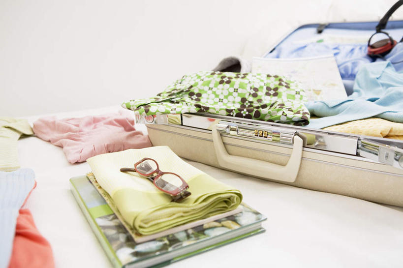 无人,横图,俯视,室内,白天,白色背景,快乐,满意,幸福,一副,许多,整齐,拉杆箱,旅行箱,眼镜,音响,音乐,娱乐,一个,衣服,黄色,红色,蓝色,绿色,白色,耳机,行李箱,箱子,享受,休闲,放松,摄影,影棚,单个,出差,舒适,享乐,近视眼镜,彩图,高角度拍摄,影棚拍摄,旅行,拍摄