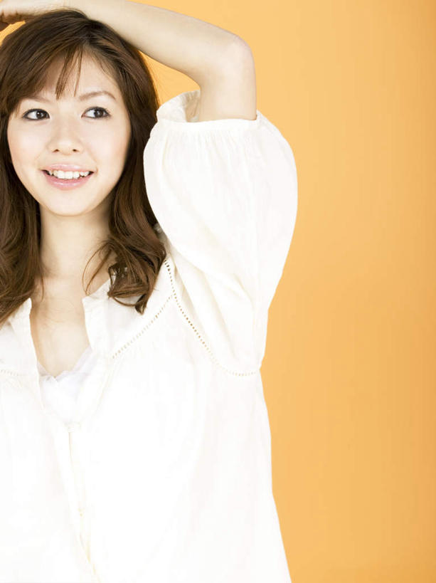 东方人,一个人,站,举,笑,微笑,露齿笑,竖图,室内,特写,白天,正面,亚洲,仅一个年轻女性,仅一个女性,仅一个人,黄色背景,黄种人,衣服,白色,托,站着,摄影,影棚,年轻女性,女人,女性,亚洲人,举起,举手,举着,向上举,向上伸,向上托,站立,半身,彩图,影棚拍摄,拍摄