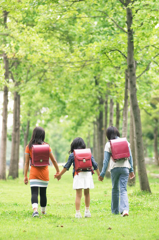 东方人,儿童,三个人,伙伴,朋友,走,竖图,室外,白天,友谊,草地,草坪,植物,亚洲,云,云朵,云彩,黄种人,草,树,树木,小孩,背面,蓝色,绿色,白云,蓝天,天空,自然,天,同学,生长,晴朗,成长,校友,同窗,学友,友情,女孩,女人,女性,亚洲人,晴空,步行,散步,走路,彩图,全身,开心,女生
