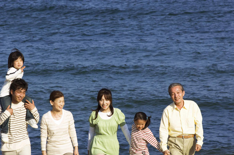 东方人,背,家庭,走,握手,笑,微笑,露齿笑,横图,俯视,室外,白天,旅游,度假,沙滩,亚洲,沙子,海岸,沙地,许多人,黄种人,娱乐,背着,一群人,享受,休闲,温暖,温馨,一家人,放松,和睦,老年男性,老年女性,男孩,男人,男性,年轻男性,年轻女性,女孩,女人,女性,亚洲人,海滩,步行,搀手,拉手,散步,手拉手,手握手,走路,半身,彩图,高角度拍摄,融洽