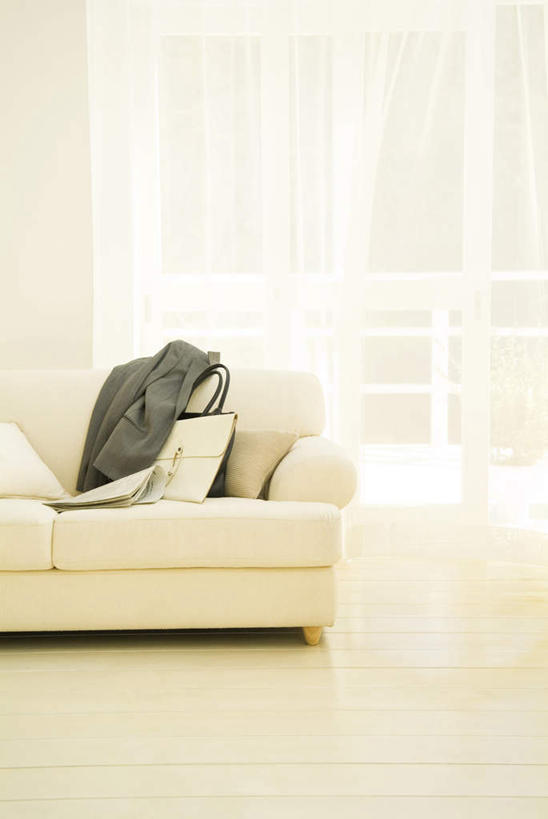 无人,竖图,俯视,室内,白天,西装,窗户,窗帘,地板,靠垫,落地窗,沙发,报纸,套装,正装,信息,英文,包,标志,材料,档案,皮包,文件,文字,字符,字母,靠枕,文件夹,地面,职业装,标识,木地板,玻璃窗,两个,一个,白色,黑色,灰色,资料,抱枕,枕头,一件,单个,英文字母,新闻,单肩包,文档,布艺沙发,彩图,高角度拍摄,报刊