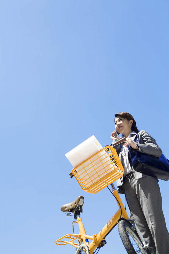 东方人,背,一个人,站,笑,打电话,微笑,竖图,室外,白天,仰视,自行车,电话,手机,亚洲,仅一个年轻女性,仅一个女性,仅一个人,包,材料,档案,皮包,文件,云,云朵,云彩,黄种人,通讯设备,车,脚踏车,一个,黄色,蓝色,黑色,白云,蓝天,天空,资料,交通工具,天,背着,站着,晴朗,单个,单肩包,载具,文档,交流,年轻女性,女人,女性,亚洲人,晴空,沟通,通话,站立,半身,彩图,低角度拍摄