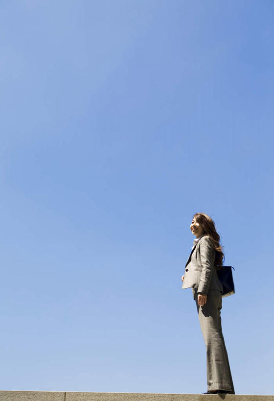 东方人,背,一个人,商务人士,商务女性,栏杆,站,笑,微笑,露齿笑,竖图,室外,白天,仰视,楼梯,亚洲,仅一个年轻女性,仅一个女性,仅一个人,套装,包,扶手,皮包,阶梯,黄种人,护栏,台阶,蓝色,蓝天,天空,天,背着,站着,晴朗,单肩包,商务装,工薪阶层,万里无云,年轻女性,女人,女性,亚洲人,白领,上班族,晴空,晴空万里,抬头,仰头,站立,彩图,低角度拍摄,全身