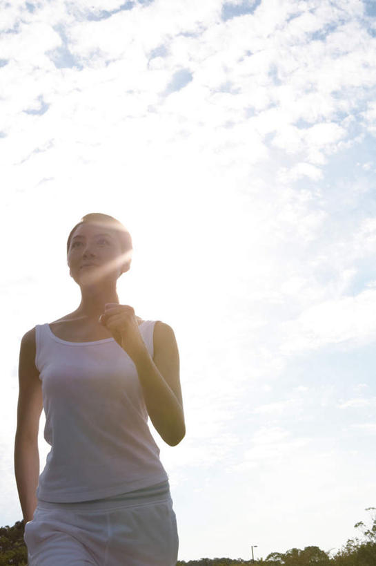 东方人,一个人,跑,笑,微笑,竖图,室外,白天,仰视,运动服,锻炼,运动,太阳,植物,亚洲,仅一个年轻女性,仅一个女性,仅一个人,阴影,光线,影子,云,云朵,云彩,黄种人,树,树木,蓝色,绿色,白色,白云,蓝天,天空,阳光,自然,天,生长,晴朗,成长,体育,年轻女性,女人,女性,亚洲人,晴空,跑步,半身,彩图,低角度拍摄,健身