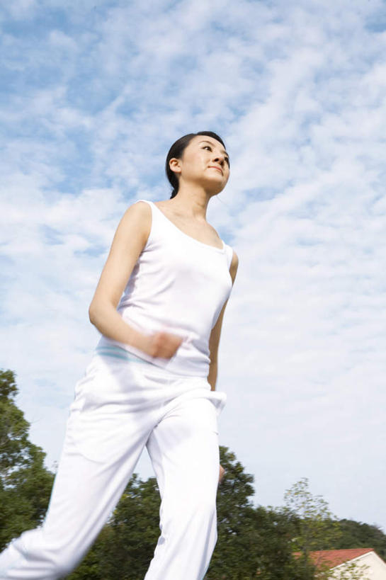 东方人,一个人,跑,竖图,室外,白天,仰视,锻炼,运动,植物,亚洲,仅一个年轻女性,仅一个女性,仅一个人,云,云朵,云彩,黄种人,树,树木,蓝色,绿色,白云,蓝天,天空,自然,天,生长,晴朗,成长,体育,年轻女性,女人,女性,亚洲人,晴空,跑步,半身,彩图,低角度拍摄,健身