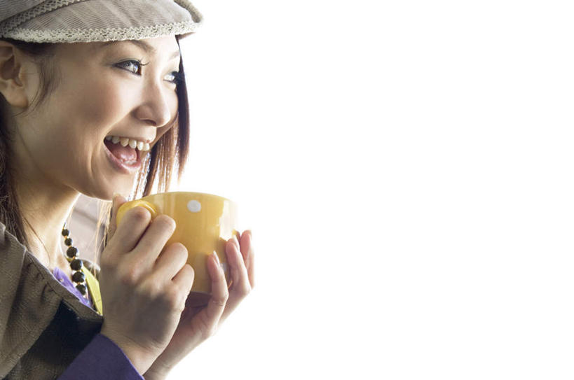 东方人,脸,头,脸颊,一个人,捧,笑,微笑,露齿笑,横图,室内,特写,白天,白色背景,正面,杯子,帽子,亚洲,仅一个年轻女性,仅一个女性,仅一个人,注视,黄种人,一个,黄色,水杯,遮阳帽,观察,看,单个,观看,察看,关注,年轻女性,女人,女性,亚洲人,头部,脸部,脸蛋,面部,茶杯,端,端着,捧着,手捧,半身,彩图