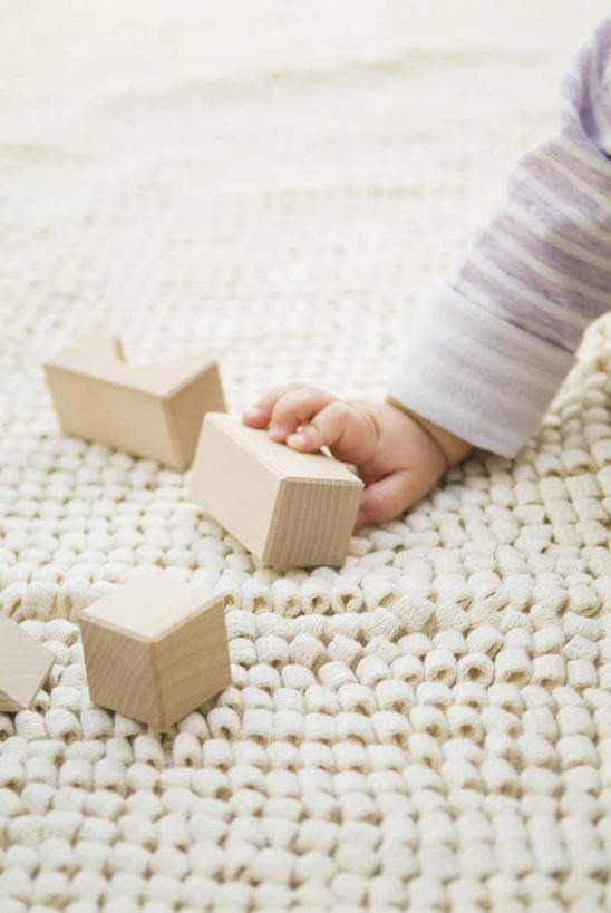 东方人,婴儿,儿童,一个人,竖图,俯视,室内,白天,游戏,纯洁,智慧,玩具,亚洲,仅一个人,握,木制,拿,玩,拿着,黄种人,娱乐,三个,小孩,木制品,垫子,休闲,积木,可爱,益智,握着,活泼,活动,思维,发泄,消遣,智力,宝宝,想象,纯真,烂漫,无邪,宣泄,伶俐,天真,亚洲人,孩子,玩耍,嬉戏,半身,彩图,高角度拍摄