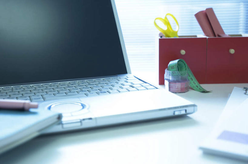 无人,办公室,横图,俯视,室内,白天,电脑,笔记本电脑,窗户,家具,桌子,笔筒,一本,许多,修剪,网络,测量,笔,工具,剪刀,皮尺,纸,刻度,百叶窗,办公桌,办公用品,记事本,通讯设备,文具,一个,粉色,黄色,红色,白色,本子,笔记本,尺,学习用品,保养,保健,单个,测量工具,裁剪,一台,文具用品,一支,尺子,减肥,剪子,无线,剪裁,切割,腰围尺,瘦身,通信设备,无线网络,无线上网,便携式电脑,办公家具,量具,量仪,塑料卷尺,手提电脑,彩图,高角度拍摄