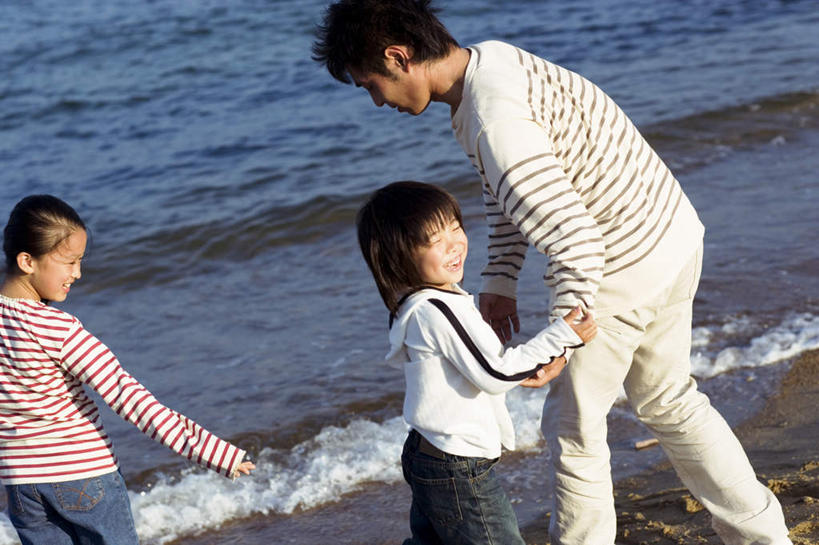 东方人,三个人,父亲,女儿,儿子,站,握手,笑,微笑,露齿笑,横图,俯视,室外,白天,游戏,海浪,海洋,沙滩,亚洲,阴影,光线,沙子,影子,海岸,浪花,沙地,玩,扭头,黄种人,娱乐,阳光,海水,站着,转头,休闲,父女,父子,父爱,活动,发泄,消遣,智力,海景,宣泄,男孩,男人,男性,年轻男性,女孩,女人,女性,亚洲人,大海,风浪,海,海水的波动,海滩,近岸浪,涌浪,拉手,手拉手,手握手,玩耍,嬉戏,站立,半身,彩图,高角度拍摄