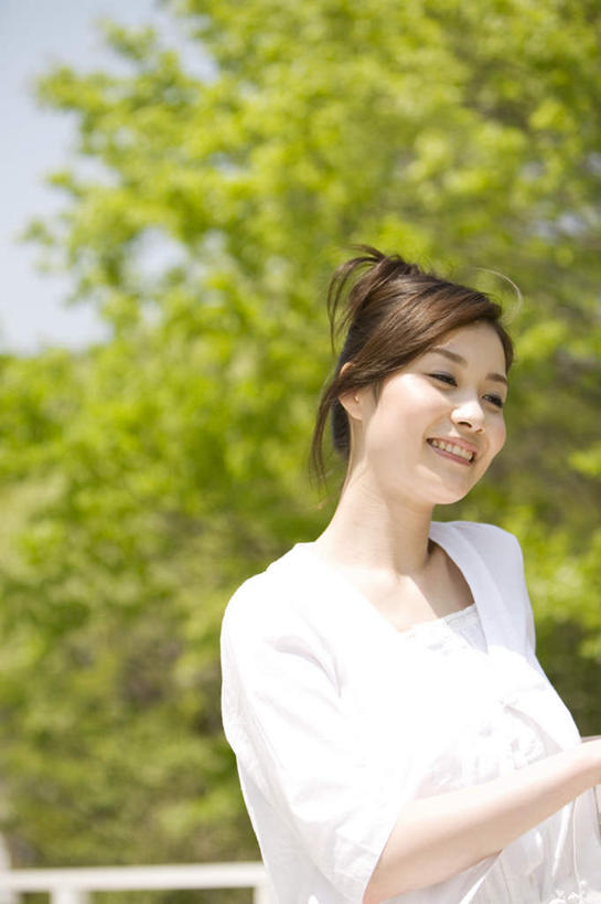 东方人,手,一个人,栏杆,站,举,笑,微笑,露齿笑,竖图,室外,白天,正面,仰视,植物,亚洲,仅一个年轻女性,仅一个女性,仅一个人,围栏,黄种人,护栏,树,树木,衣服,蓝色,绿色,白色,蓝天,天空,自然,天,站着,手部,生长,晴朗,成长,万里无云,年轻女性,女人,女性,亚洲人,晴空,晴空万里,站立,半身,低角度拍摄