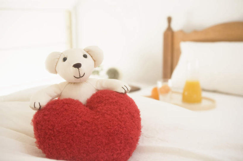 果汁,无人,横图,俯视,室内,白天,爱情,游戏,窗户,床,落地窗,柑橘,杯子,水果,玩具,爱心,朦胧,模糊,新鲜,双人床,生食,食品,果实,床单,浪漫,玩,娱乐,被子,玻璃窗,玻璃制品,食物,一个,黄色,白色,水杯,枕头,休闲,温暖,温馨,心形,橙色,恩爱,益智,有机食品,绿色食品,单个,活动,和睦,一瓶,被单,发泄,消遣,智力,宣泄,心型,玻璃杯,橘子,桔子,橙子,橙,玩耍,嬉戏,彩图,高角度拍摄,融洽