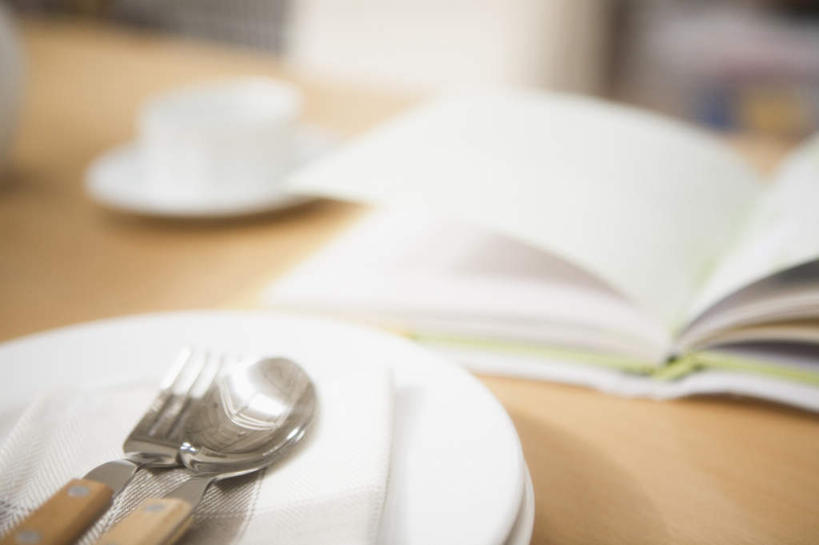 无人,横图,俯视,室内,特写,白天,餐桌,桌子,杯子,餐具,书籍,一把,一块,朦胧,模糊,瓷器,碟子,盘,叉,咖啡杯,陶瓷制品,三个,白色,盘子,碟,毛巾,刀,打开,餐台,开启,瓷杯,进餐用具,烹调用具,书,图书,彩图,高角度拍摄