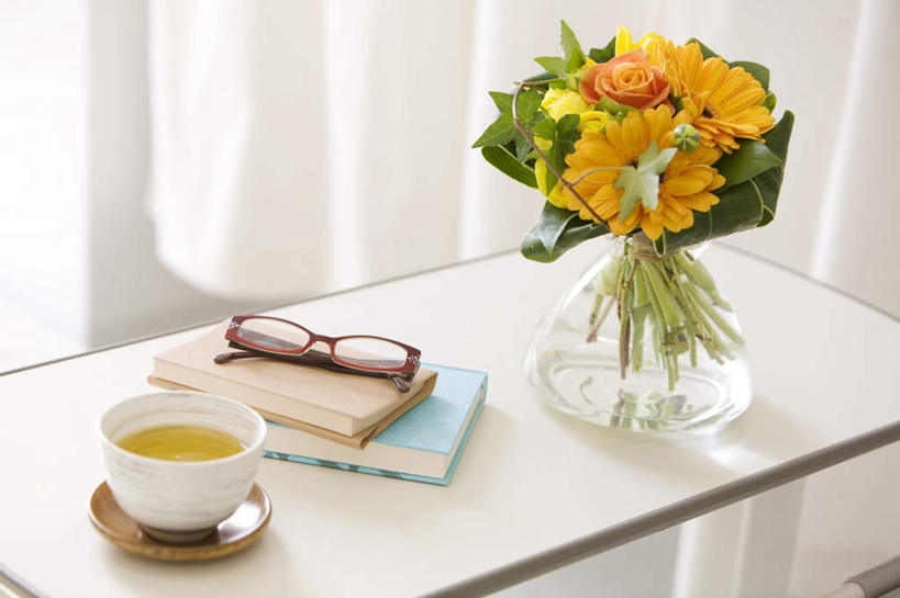 无人,横图,俯视,室内,白天,爱情,幸福,纯洁,热情,花海,花圃,植物,茶,桌子,玫瑰,杯子,餐具,花瓶,叶子,一副,盛开,碟子,盘,眼镜,非洲菊,玫瑰花,记事本,一杯,浪漫,花蕾,玻璃制品,花,花瓣,花朵,花卉,鲜花,两朵,一朵,黄色,蓝色,绿色,本子,笔记本,盘子,玻璃瓶,瓶子,水杯,碟,花丛,花束,花田,花苞,花蕊,温暖,温馨,橙色,菊花,恩爱,两本,和睦,感动,近视眼镜,扶郎花,灯盏花,千日菊,尊敬,天真,刺玫花,徘徊花,茶杯,进餐用具,烹调用具,彩图,高角度拍摄,融洽