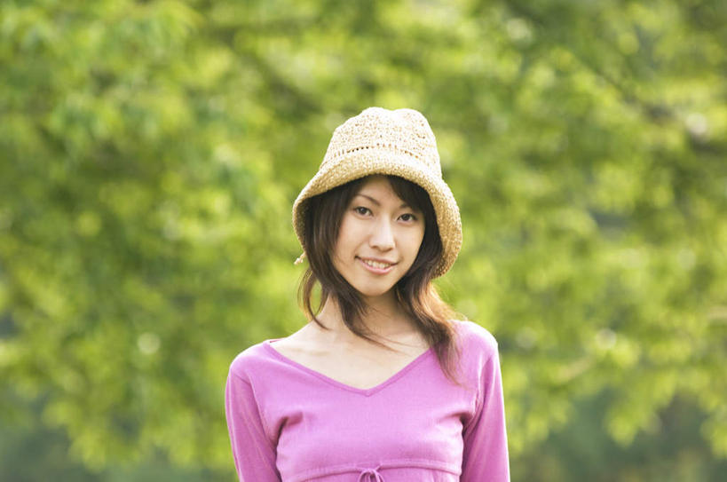 东方人,一个人,站,笑,微笑,露齿笑,横图,室外,白天,正面,植物,帽子,亚洲,仅一个年轻女性,仅一个女性,仅一个人,草帽,黄种人,树,树木,衣服,绿色,紫色,自然,站着,生长,成长,年轻女性,女人,女性,亚洲人,站立,半身,彩图