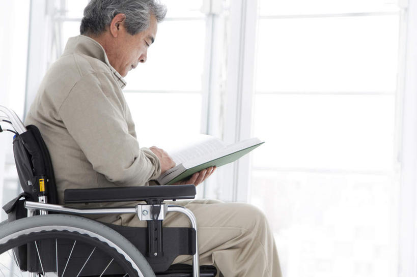 东方人,一个人,坐,横图,室内,白天,正面,看书,阅读,窗户,落地窗,书籍,亚洲,仅一个男性,仅一个人,学习,工具,拿,拿着,黄种人,玻璃窗,轮椅,书本,复健,看,仅一个老年男性,康复,器械,读书,浏览,医疗设备,医疗器械,残疾,医疗工具,辅助设备,认真,老年男性,男人,男性,亚洲人,书,图书,坐着,半身,彩图