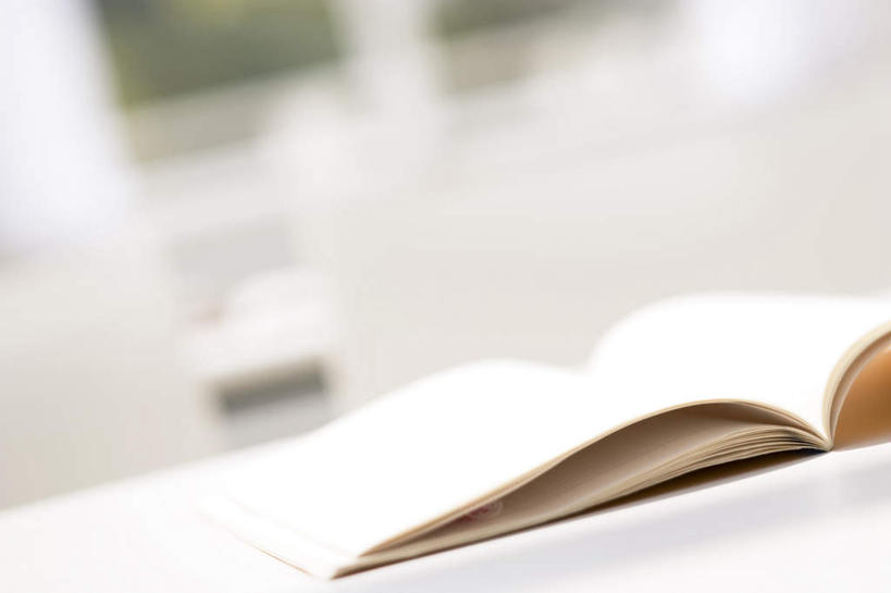 无人,办公室,横图,俯视,室内,特写,白天,窗户,家具,桌子,朦胧,模糊,笔,办公桌,办公用品,记事本,玻璃窗,文具,白色,本子,笔记本,学习用品,打开,文具用品,一支,开启,办公家具,彩图,高角度拍摄