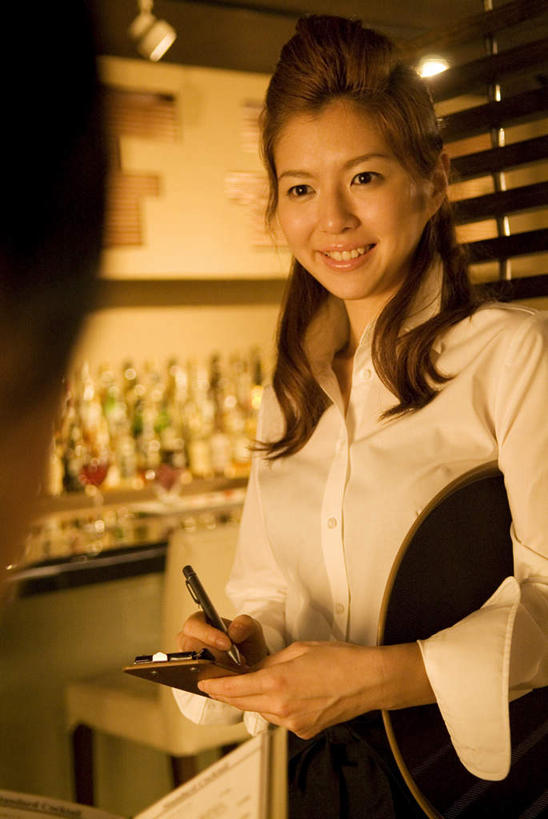 东方人,两个人,服务员,餐厅,站,笑,微笑,露齿笑,竖图,室内,夜晚,仰视,照明,亚洲,一本,握,笔,灯光,办公用品,记事本,拿,拿着,黄种人,顶灯,灯,文具,本子,笔记本,学习用品,灯具,记录,站着,握着,文具用品,照亮,一支,照明设备,男人,男性,年轻男性,年轻女性,女人,女性,亚洲人,服务生,侍者,站立,半身,彩图,低角度拍摄,餐馆,饭店,饭馆