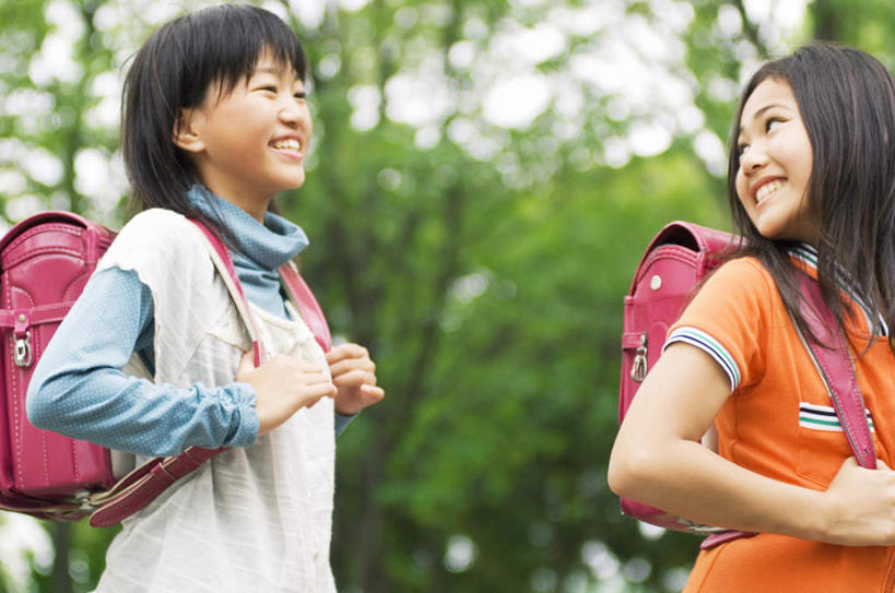 东方人,儿童,背,两个人,伙伴,朋友,走,笑,微笑,露齿笑,横图,室外,白天,仰视,友谊,树林,植物,亚洲,包,书包,扭头,黄种人,树,树木,小孩,蓝色,绿色,蓝天,天空,自然,背包,天,背着,转头,同学,生长,晴朗,成长,校友,万里无云,同窗,学友,友情,女孩,女人,女性,亚洲人,晴空,晴空万里,步行,散步,走路,半身,彩图,低角度拍摄,双肩包,女生