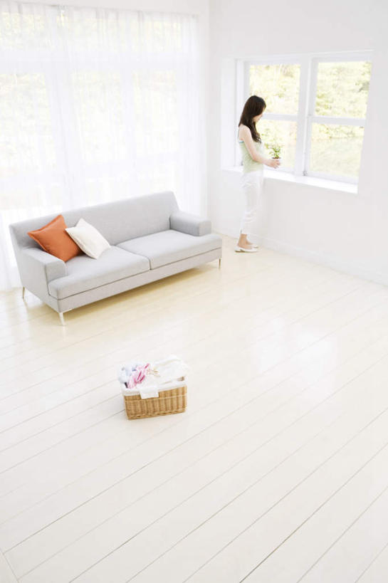 东方人,一个人,站,竖图,俯视,室内,白天,窗户,窗帘,地板,靠垫,落地窗,沙发,亚洲,仅一个年轻女性,仅一个女性,仅一个人,篮子,靠枕,地面,注视,黄种人,木地板,玻璃窗,两个,白色,灰色,抱枕,枕头,扶,观察,看,站着,橙色,观看,察看,扶着,关注,布艺沙发,年轻女性,女人,女性,亚洲人,站立,彩图,高角度拍摄,全身