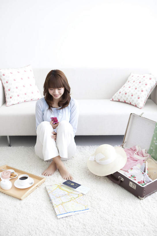 点心,东方人,一个人,坐,打电话,竖图,俯视,室外,白天,下午茶,地毯,靠垫,沙发,电话,帽子,手机,亚洲,仅一个年轻女性,仅一个女性,仅一个人,三块,一本,一块,许多,握,拉杆箱,旅行箱,食品,靠枕,拿,拿着,黄种人,通讯设备,食物,糕点,两个,衣服,白色,行李箱,遮阳帽,箱子,抱枕,毛巾,枕头,饼干,零食,靠,靠着,倚靠,握着,出差,护照,倚着,布艺沙发,一顶,交流,年轻女性,女人,女性,亚洲人,沟通,通话,坐着,彩图,高角度拍摄,全身,旅行,蛋糕