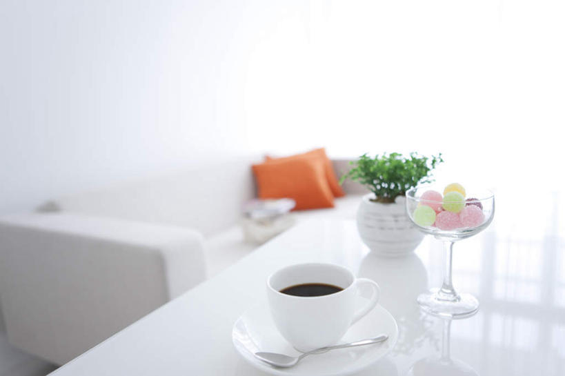 咖啡,无人,横图,俯视,室内,特写,白天,幸福,植物,靠垫,沙发,桌子,杯子,餐具,一把,许多,朦胧,模糊,装饰,瓷器,碟子,高脚杯,盘,盆栽,勺子,食品,糖,糖果,甜点,甜品,咖啡杯,靠枕,盆景,陶瓷制品,一杯,娱乐,玻璃制品,食物,饮料,两个,一个,黄色,红色,绿色,紫色,白色,自然,盘子,酒杯,抱枕,调羹,碟,汤匙,枕头,甜食,享受,休闲,温馨,橙色,放松,乐趣,生长,单个,成长,华丽,修饰,点缀,提神,舒适,瓷杯,醒脑,布艺沙发,香槟杯,硬糖,衬托,美观,雅致,雅观,软饮料,玻璃杯,进餐用具,烹调用具,彩图,高角度拍摄