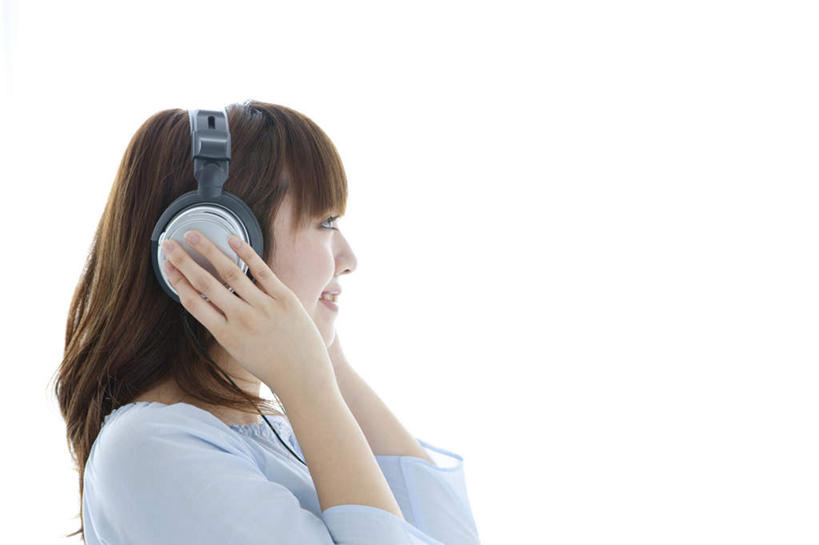 东方人,一个人,站,摸,横图,室内,白天,侧面,快乐,满意,幸福,亚洲,仅一个年轻女性,仅一个女性,仅一个人,抚摸,朦胧,模糊,音响,音乐,黄种人,娱乐,耳机,站着,享受,休闲,放松,舒适,享乐,年轻女性,女人,女性,亚洲人,触摸,接触,站立,半身,彩图