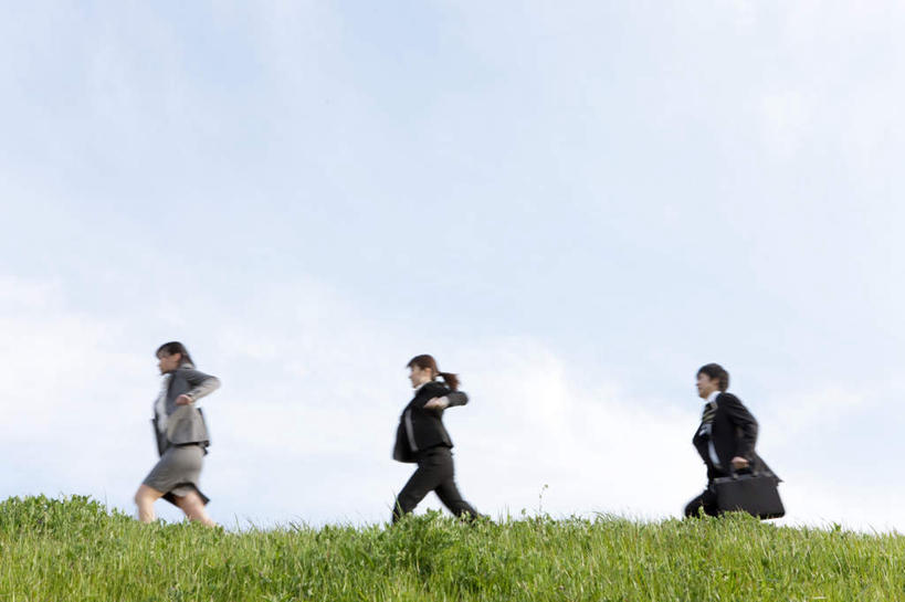 东方人,三个人,同事,商务人士,商务男性,商务女性,站,走,横图,室外,白天,仰视,衬衫,成功,合作,团队,集体,信心,亚洲,套装,领带,黄种人,队伍,站着,领导,成就,商务装,合伙,领袖,工薪阶层,男人,男性,年轻男性,年轻女性,女人,女性,亚洲人,年轻人,白领,上班族,步行,散步,站立,走路,彩图,低角度拍摄,全身,衬衣