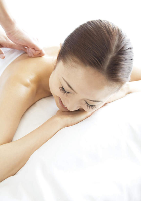 东方人,腿部,腿,两个人,按摩师,站,摸,竖图,室内,白天,正面,按摩,美容,亚洲,抚摸,护肤,黄种人,趴着,站着,保养,享受,休闲,健康,放松,SPA水疗,保健,温泉浴场,养颜,指压,年轻女性,女人,女性,亚洲人,技师,矿泉疗养地,触摸,接触,趴,站立,半身,彩图,水疗,推拿