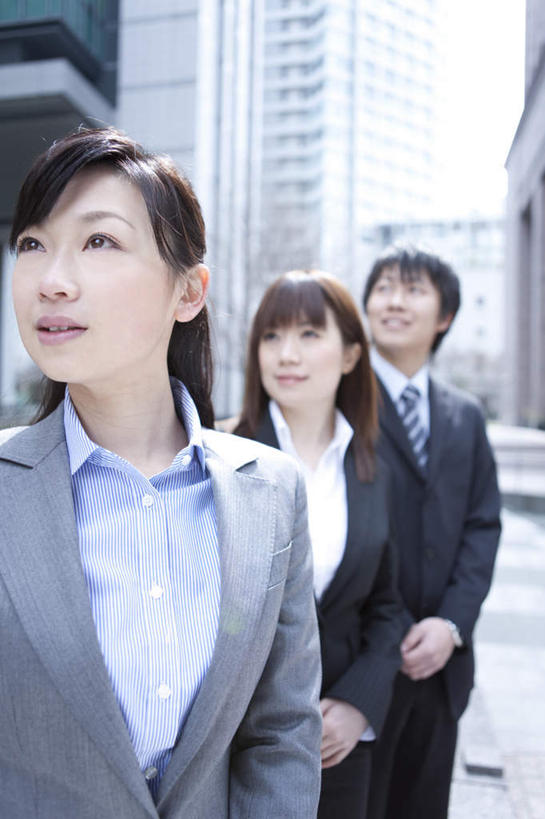 东方人,三个人,同事,商务人士,商务男性,商务女性,办公室,高楼大厦,站,笑,微笑,竖图,室外,白天,正面,衬衫,成功,合作,团队,集体,信心,大厦,建筑,摩天大楼,亚洲,套装,领带,黄种人,队伍,站着,领导,成就,商务装,合伙,领袖,工薪阶层,男人,男性,年轻男性,年轻女性,女人,女性,亚洲人,年轻人,白领,上班族,站立,半身,彩图,衬衣,大楼,高层建筑,高楼,摩天楼