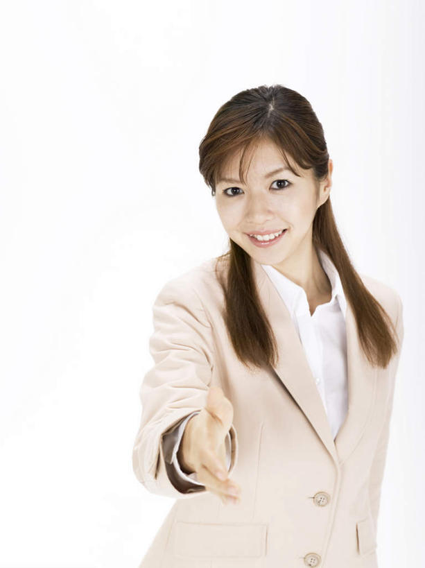 东方人,一个人,商务人士,商务女性,办公室,站,握手,笑,微笑,竖图,室内,白天,正面,衬衫,亚洲,仅一个年轻女性,仅一个女性,仅一个人,套装,黄种人,站着,商务装,工薪阶层,年轻女性,亚洲人,年轻人,白领,上班族,搀手,拉手,手拉手,手握手,站立,半身,彩图,衬衣