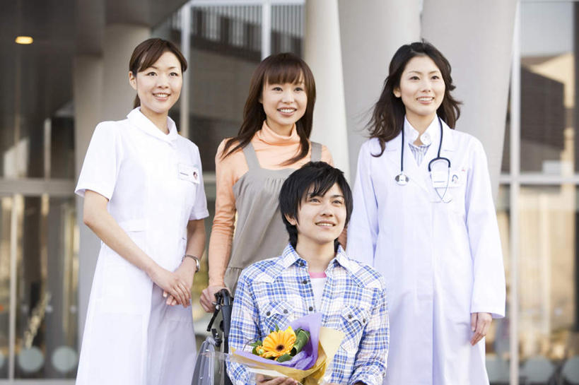 东方人,伙伴,朋友,医生,病人,医院,站,坐,横图,室外,白天,正面,友谊,窗户,落地窗,亚洲,五个人,盛开,玛格丽特,许多人,拿,花蕾,拿着,黄种人,玻璃窗,雏菊,花,花瓣,花朵,鲜花,黄色,花苞,花蕊,站着,一群人,医护人员,医疗人员,菊花,白大褂,医疗机构,延命菊,幸福花,春菊,马兰头花,友情,男人,男性,年轻男性,年轻女性,女人,女性,亚洲人,大夫,患者,就医者,站立,坐着,半身,彩图,病院,诊所