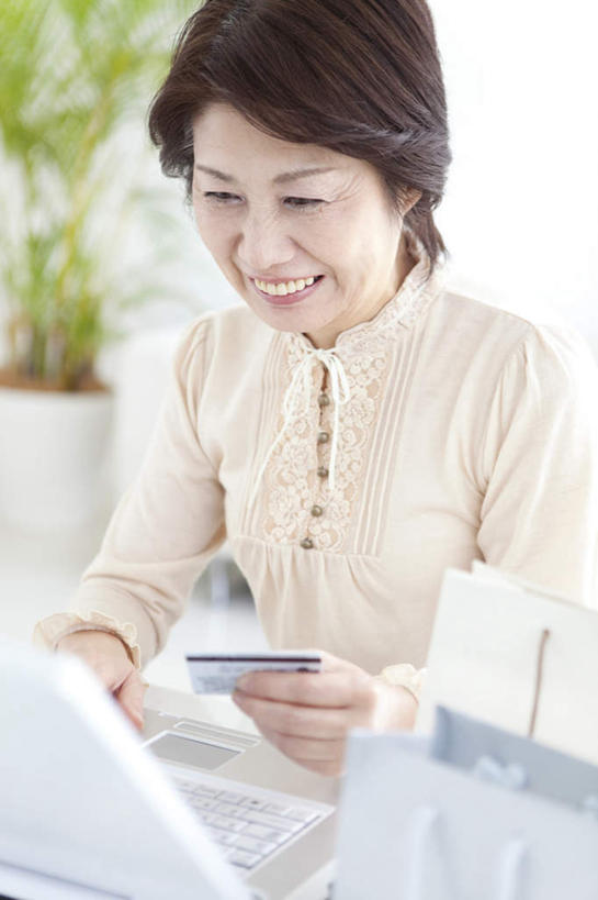 东方人,一个人,客厅,坐,笑,微笑,露齿笑,竖图,室内,白天,正面,信用卡,电脑,笔记本电脑,植物,餐桌,桌子,亚洲,仅一个女性,仅一个人,服装,网络,盆栽,盆景,拿,拿着,休闲装,黄种人,通讯设备,衣服,绿色,自然,仅一个中年女性,休闲,休闲服,米色,卡,储蓄卡,服饰,生长,成长,餐台,无线,起居室,通信设备,无线网络,无线上网,便携式电脑,银行卡,手提电脑,女人,女性,中年女性,亚洲人,坐着,半身,彩图